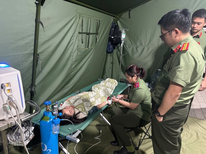 Bệnh nhân bị ngất, hạ canxi được sơ cứu tại lều y tế của Bệnh viện Công an thành phố Hà Nội.