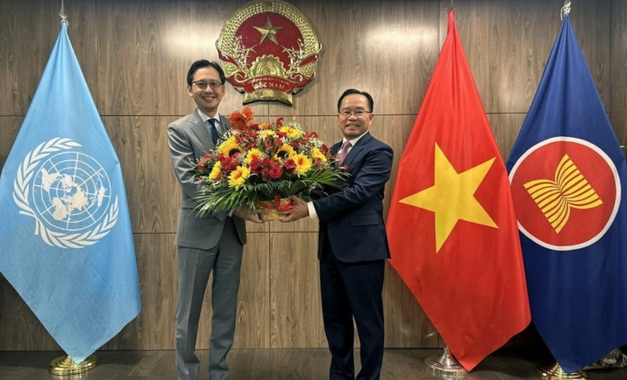 Đại sứ Lào tại LHQ Thongphane Savanphet chúc mừng Đại sứ Đỗ Hùng Việt và Phái đoàn Việt Nam. Ảnh: Thanh Tuấn