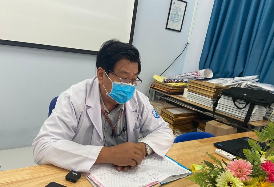 Bác sĩ Đinh Tấn Phương thông tin về trường hợp bé trai 3 tuổi tử vong bất thường. Ảnh: Ngọc Giàu