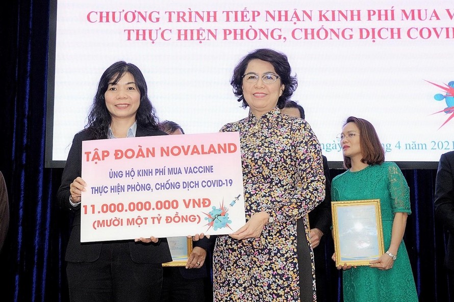 Bà Tô Thị Bích Châu, Ủy viên Ban Thường vụ Thành ủy, Chủ tịch Ủy ban Nhân dân Mặt trận Tổ quốc Việt Nam TP.HCM đón nhận khoản kinh phí ủng hộ từ Đại diện Tập đoàn Novaland. 
