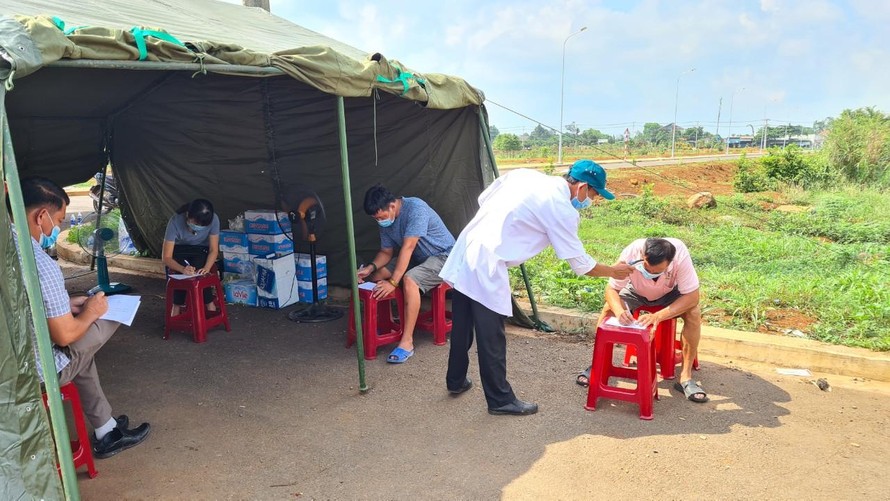Đồng Nai tăng cường kiểm soát người và phương tiện ra vào tỉnh sau quyết định cách ly 21 ngày.