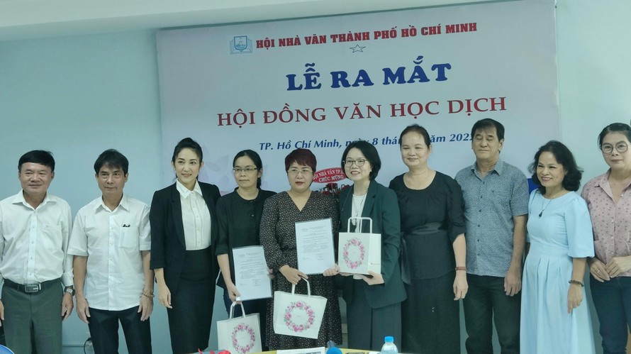 Lãnh đạo Sở Văn hóa Thể thao, Liên hiệp các Hội VHNT và Hội Nhà văn TP.HCM chúc mừng các dịch giả tham gia Hội đồng Văn học dịch.