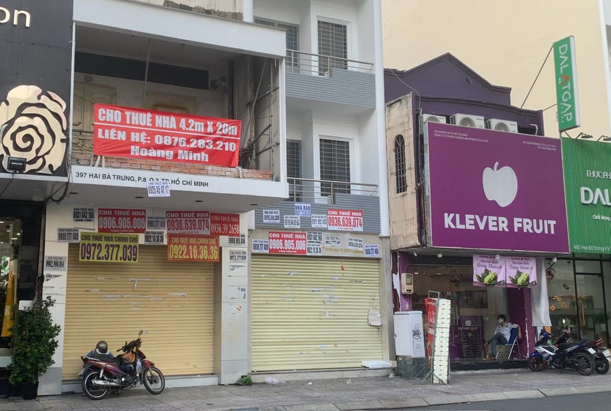 Nhiều nhà mặt tiền tại trung tâm TP.HCM hiện nay bỏ trống, không có người thuê lại.
