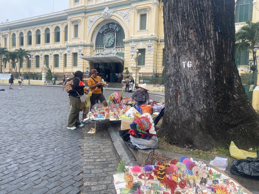 Nhiều sạp hàng rong bày bán trên vỉa hè trước cửa Bưu điện Thành phố.