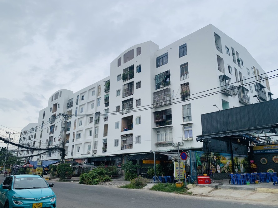 Việc sơn sửa chung cư Hiệp Bình Chánh phải tạm ngưng do không được bàn giao 1% kinh phí bảo trì.