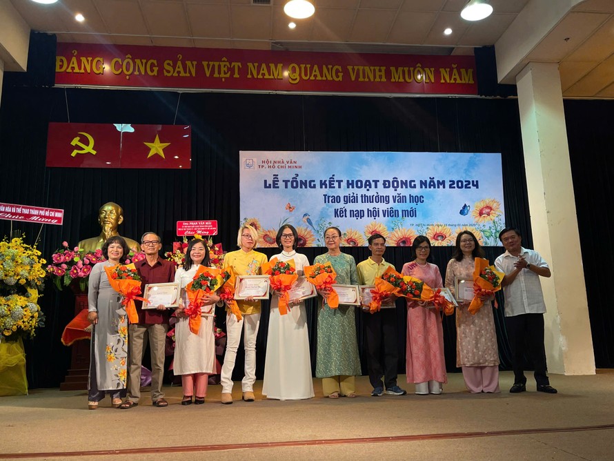 Hội Nhà văn TPHCM khen thưởng các hội viên có nhiều đóng góp trong năm 2024. Ảnh: Dương Đông
