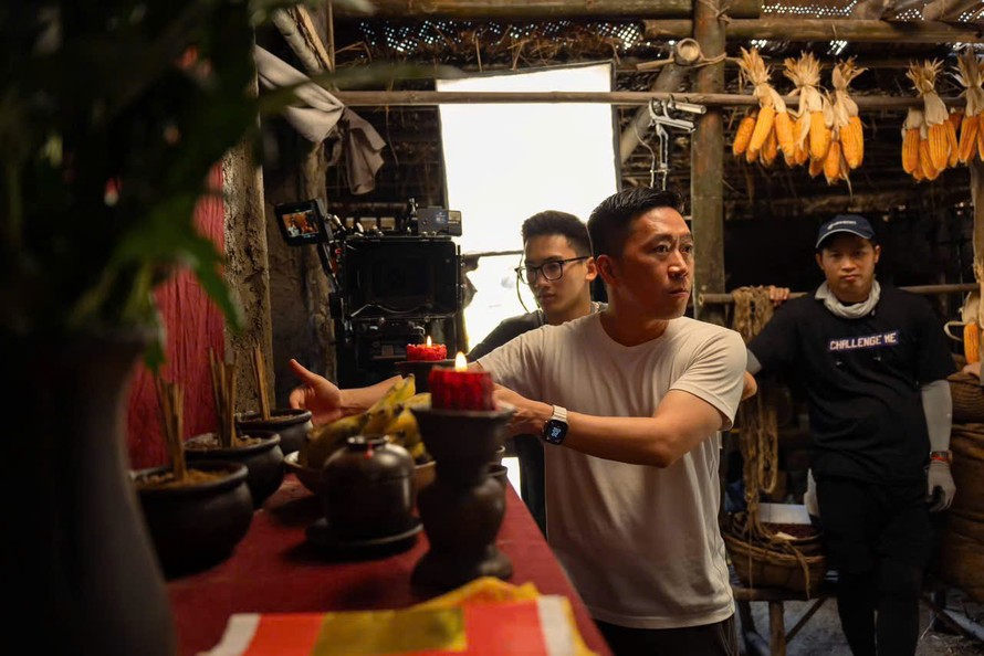 Đạo diễn Hoàng Nam đang chỉ đạo diễn xuất phim Đèn âm hồn