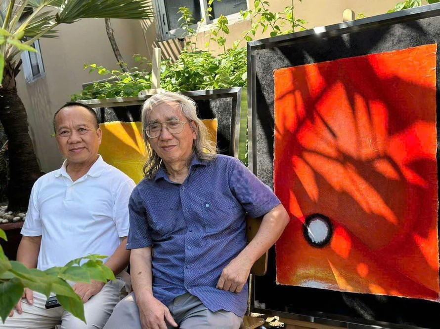 Cư sĩ Minh Đạt và nhà nghiên cứu Nhật Chiêu bên tác phẩm trong triển lãm Thổn thức thời gian