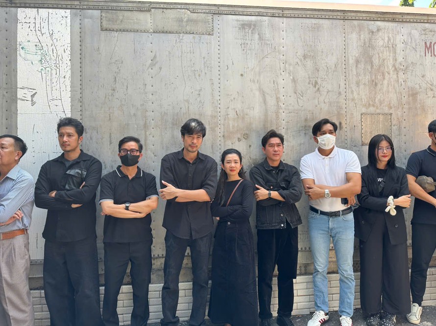 Các đồng nghiệp đứng chờ để vào nhìn mặt Quý Bình lần cuối