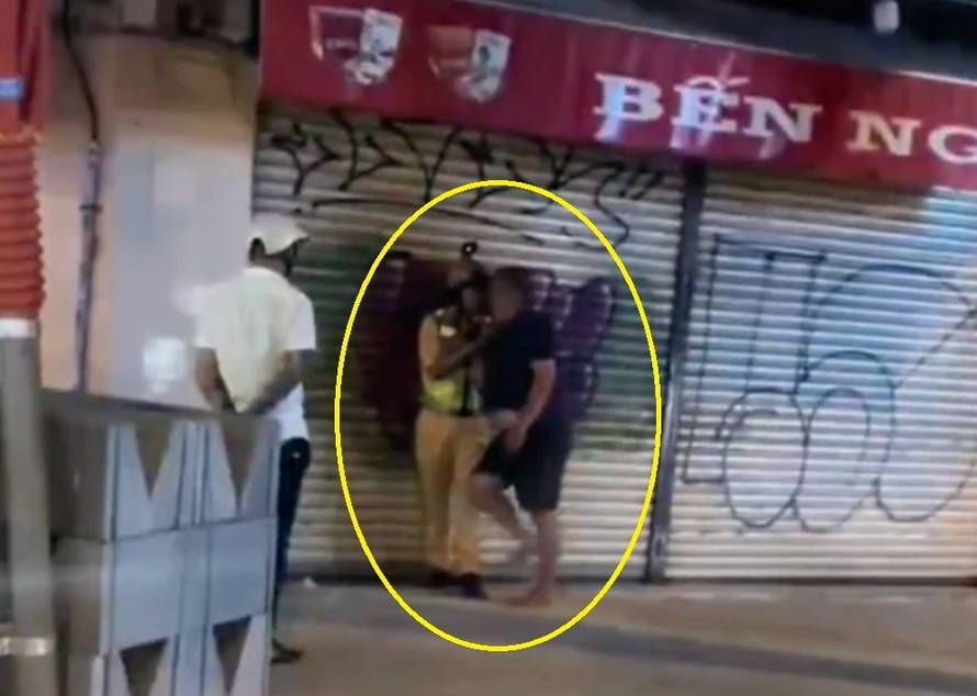 Hình ảnh chiến sĩ CSGT giằng co với ông C. lan truyền trên mạng xã hội (ảnh cắt từ clip). 