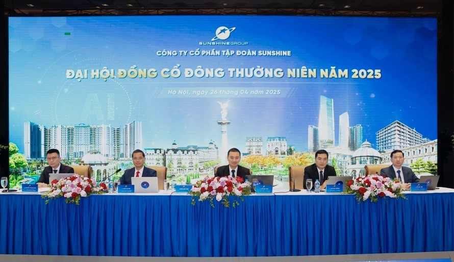 ĐHĐCĐ Sunshine Group chính thức công bố tái cấu trúc toàn diện, đặt kế hoạch tăng trưởng kỷ lục gấp gần 20 lần năm 2024 và giữ vững định hướng phát triển ba trụ cột chiến lược: Bất động sản – Công nghệ & AI – Công nghệ tài chính. 