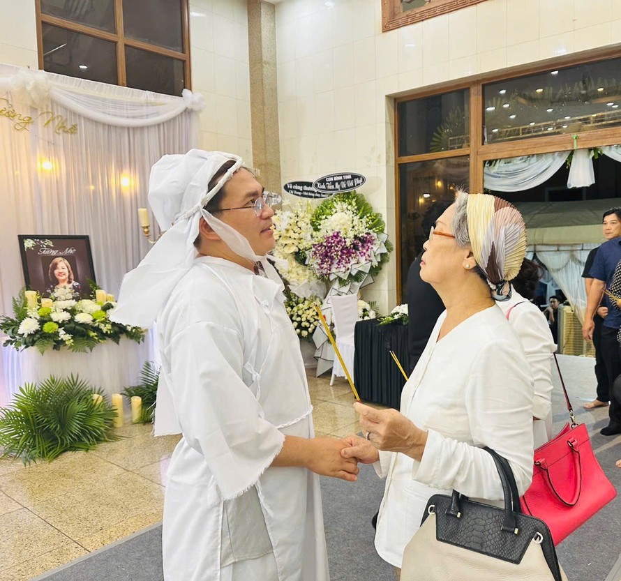 NSƯT Đại Nghĩa tại tang lễ của mẹ