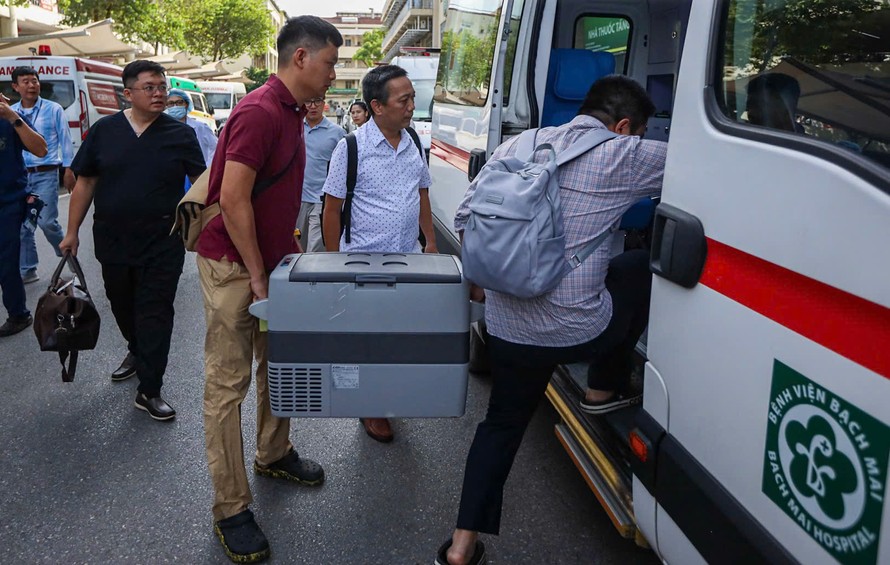 Bác sĩ Dũng (ở giữa) trong một lần vận chuyển tim xuyên Việt.