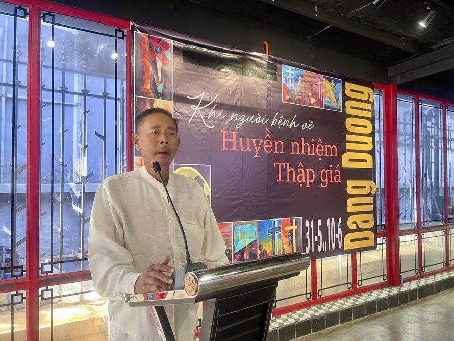 Họa sĩ Đặng Dương tại triển lãm
