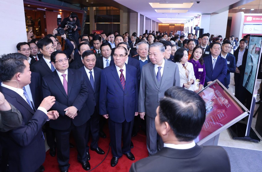 Tổng Bí thư Tô Lâm cùng các đồng chí Lãnh đạo Đảng, Nhà nước tham quan khu trưng bày sản phẩm công nghệ số của Agribank tại Hội nghị toàn quốc về đột phá phát triển khoa học công nghệ, đổi mới sáng tạo và chuyển đổi số quốc gia