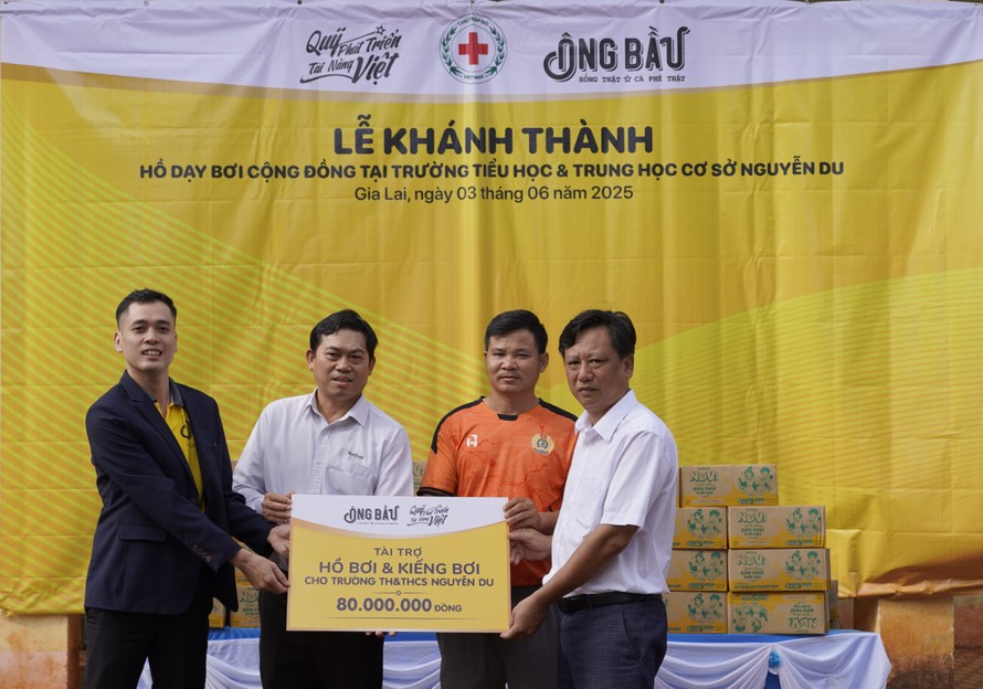 Đại diện Quỹ Phát triển Tài năng Việt trao tài trợ cho Trường tiểu học và trung học cơ sở Nguyễn Du, huyện Chư Sê, Gia Lai