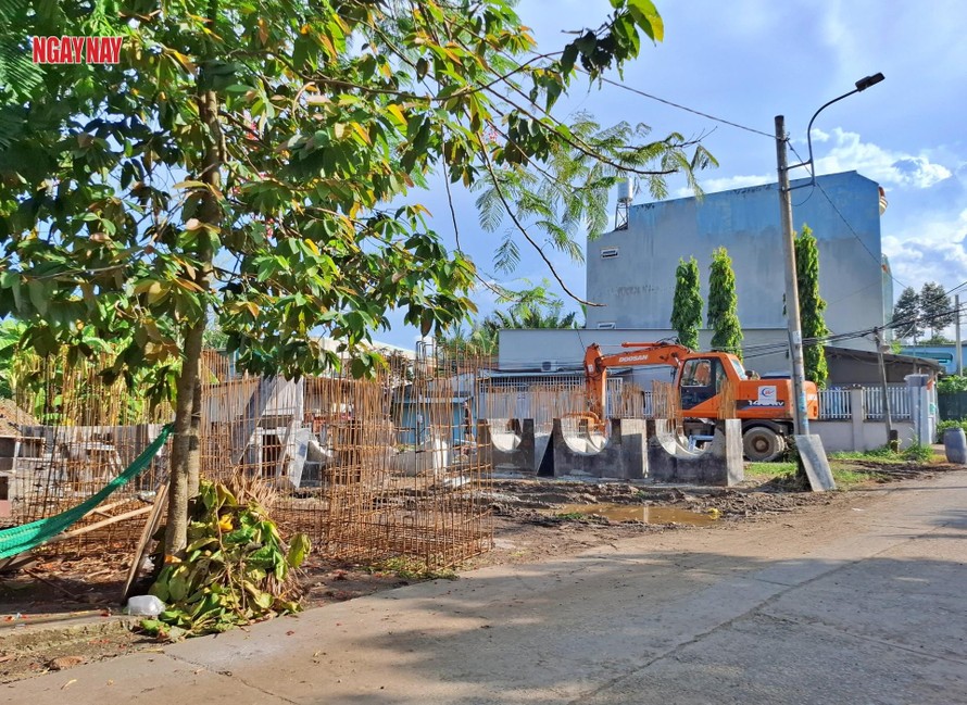 Tại Dự án Nâng cấp đường và lắp đặt hệ thống thoát nước đường 12, phường Trường Thạnh, nhà thầu đúc hố ga, gối cống ven tuyến đường thực hiện dự án.