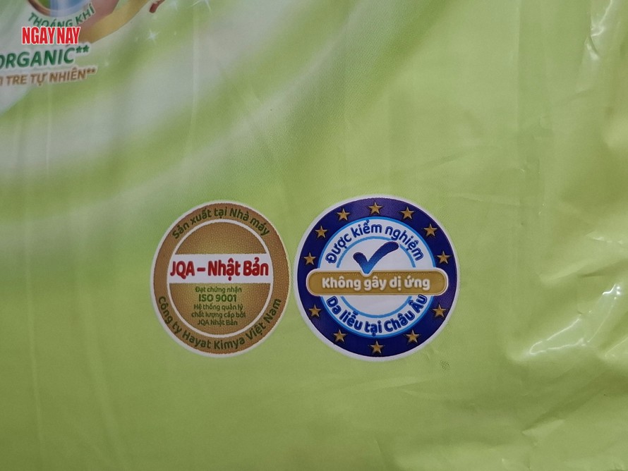 Dòng chữ "Được kiểm nghiệm da liễu tại châu Âu - Không gây dị ứng" trên sản phẩm tã molfix đang gây xôn xao dư luận về việc kiểm nghiệm. Ảnh: Lê Xuân Thọ