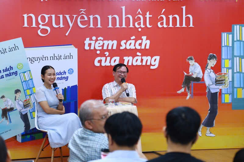 Nhà văn Nguyễn Nhật Ánh trong buổi ra mắt "Tiệm sách của nàng"