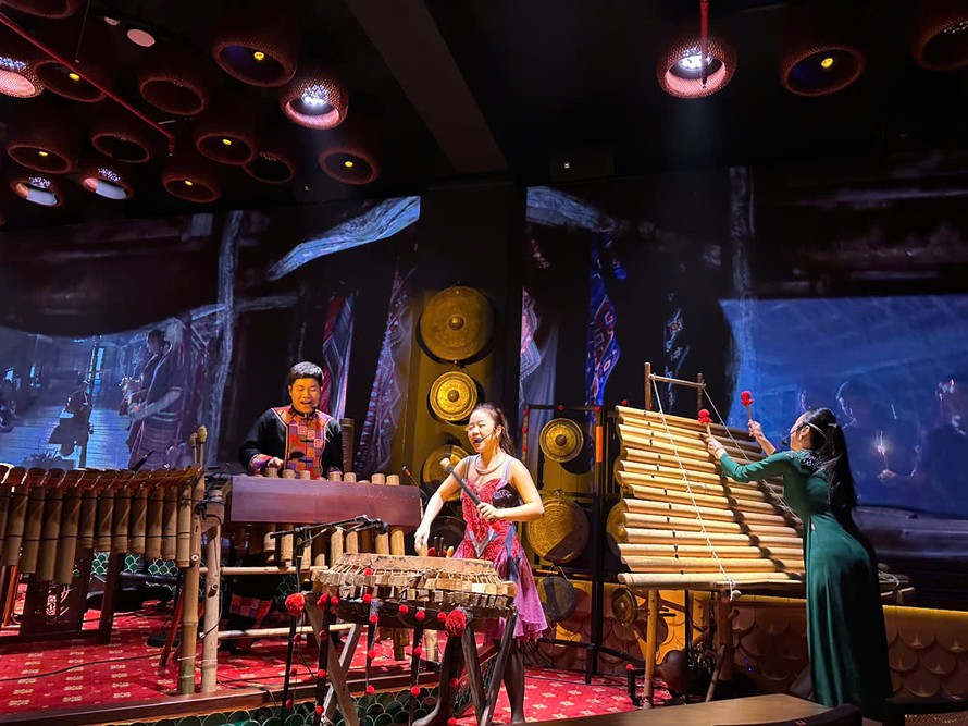 Nghệ sĩ đang phiêu với nhạc cụ truyền thống Việt