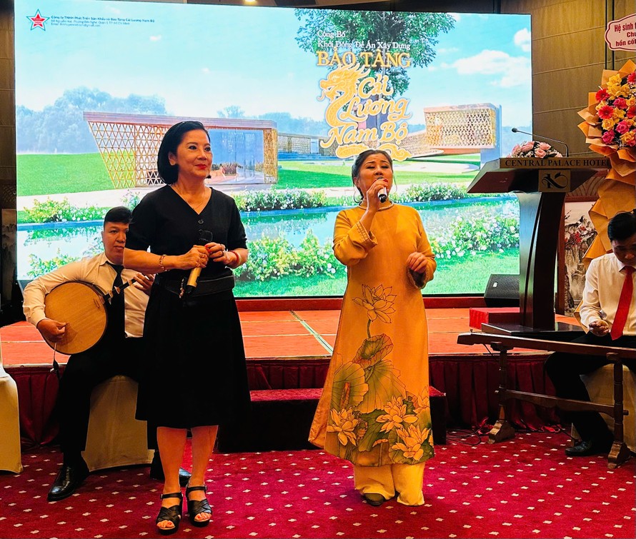 Nghệ sĩ Linh Huyền (phải) hát cùng tiền bối Mộng Tuyền tại buổi giới thiệu Bảo tàng Cải lương Nam Bộ