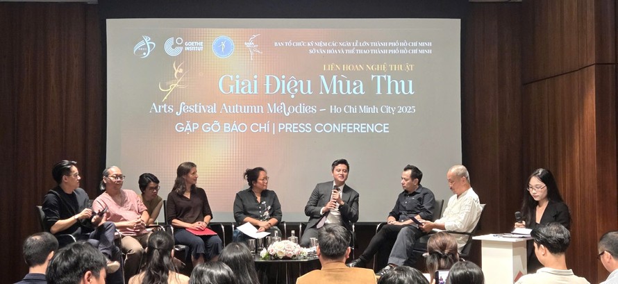 Ban tổ chức thông tin về Liên hoan nghệ thuật Giai điệu mùa Thu 2025 - lần XIV vào chiều 11/8 - Ảnh: Minh Khang