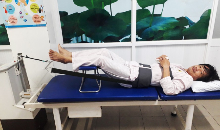 Tiến sĩ Hồ Xuân Mai điều trị tại Viện Y dược học Dân tộc.