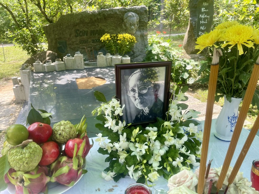 Di ảnh bà Đào Thị Phán bên mộ nhà văn Sơn Nam