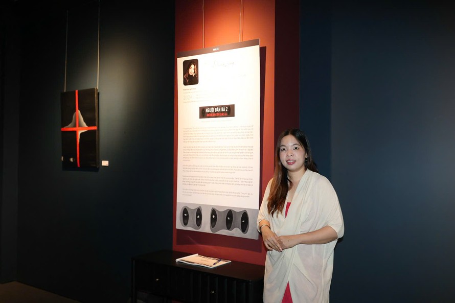 Nữ họa sĩ Phương Lương tại triển lãm. Ảnh: TRÀ TRƯƠNG