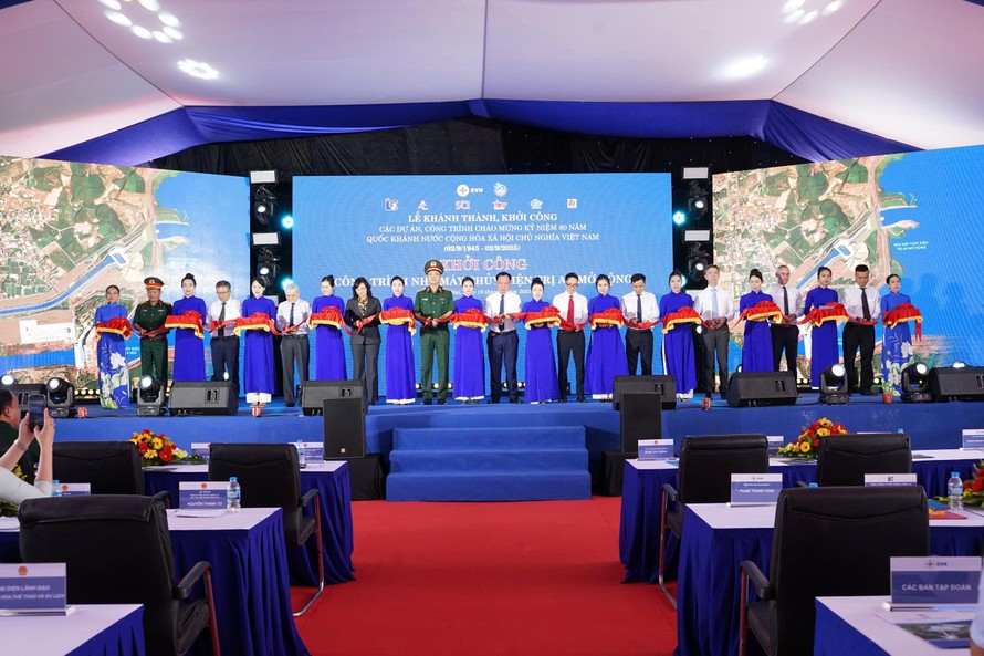 Các đại biểu cắt băng lễ khởi công công trình nhà máy thuỷ điện Trị An mở rộng.