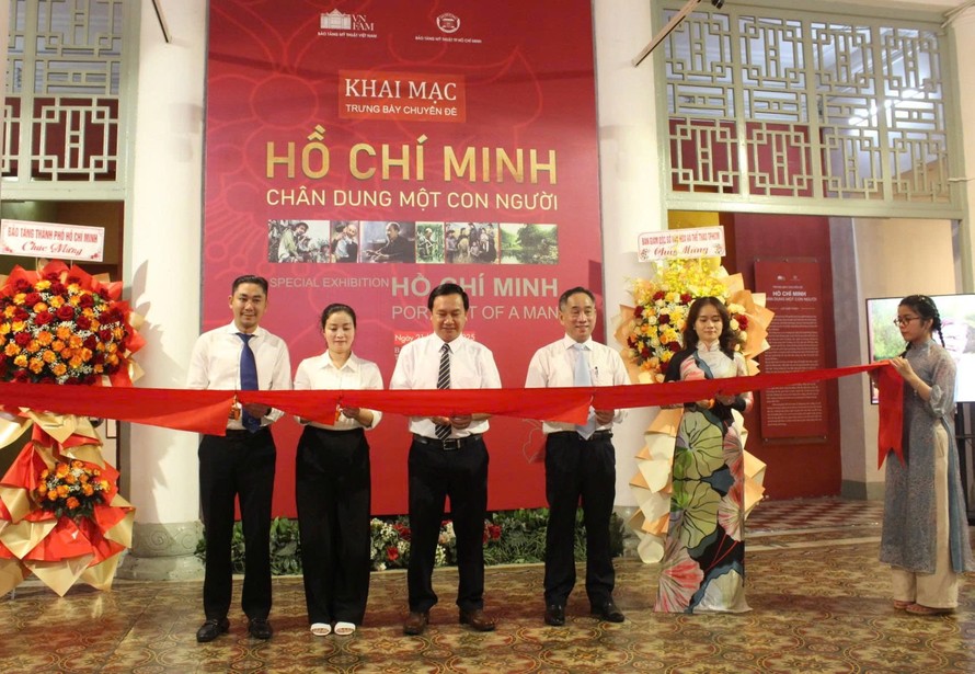 Nghi thức khai mạc trưng bày - Ảnh: Minh Khang