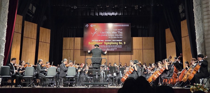 Dàn nhạc HBSO với lực lượng hùng hậu cho đêm diễn - Ảnh: Minh Khang.