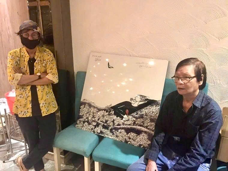Nhà thơ, họa sĩ Đỗ Trung Quân và nhà văn Đoàn Thạch Biền bên tác phẩm tranh sơn mài "Tình nhỏ làm sao quên"