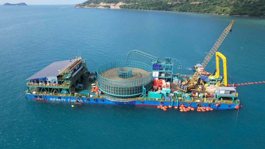 Thi công kéo dải cáp ngầm cấp điện từ điện lưới quốc gia ra Côn Đảo