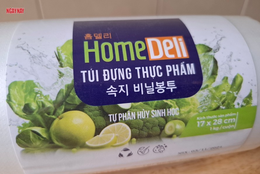 Túi đựng thực phẩm Home Deli có nội dung ghi nhãn "Tự hủy sinh học". Ảnh: Lê Xuân Thọ