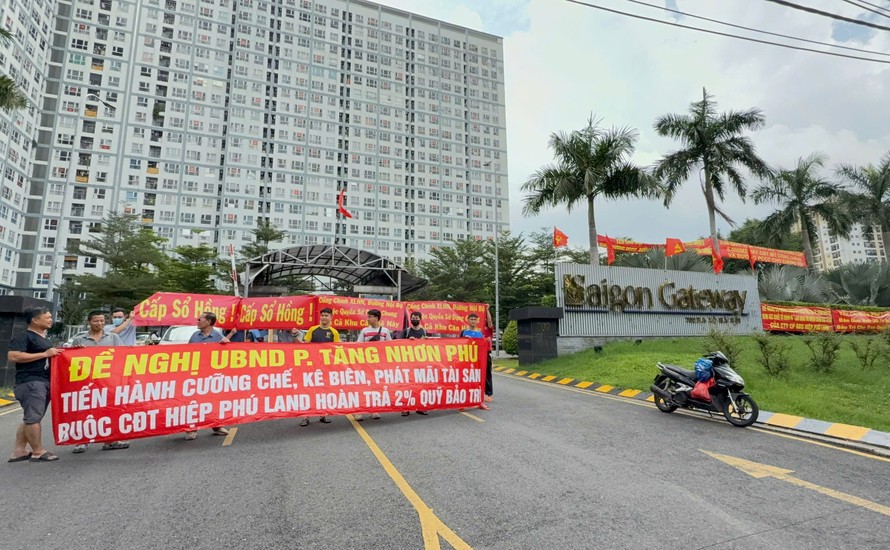 Những lùm xùm tại Khu căn hộ Saigon Gateway khiến cư dân nhiều lần căn băng rôn.