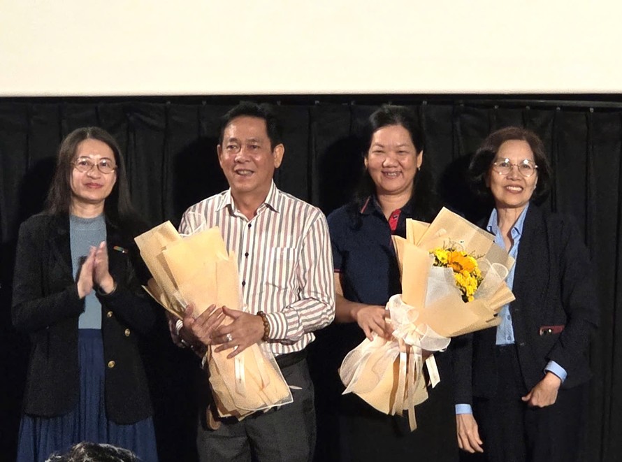 Lãnh đạo HTV tặng hoa cho Phó Ban Văn nghệ HTV Trần Hiền Phương và đạo diễn Thùy Trang của bộ phim tài liệu Chuông vàng tỏa sáng - Ảnh: Minh Khang.