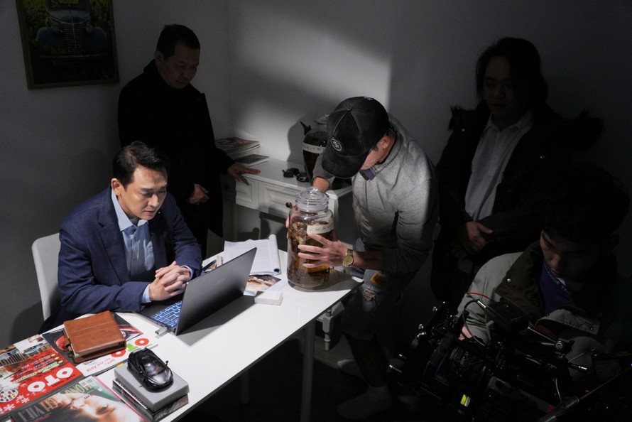 Hứa Vĩ Văn thiếu đất diễn với vai điều tra viên bí ẩn