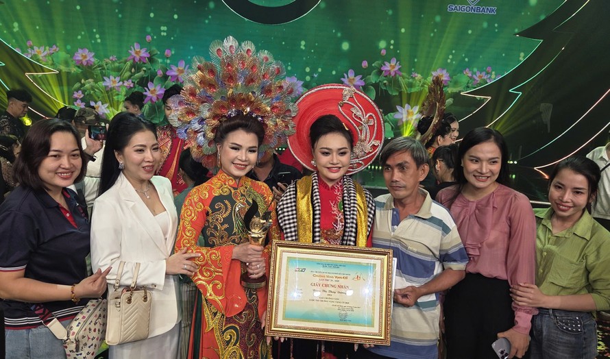 Người thân, bạn bè chúc mừng Thùy Dương và huấn luyện viên Ngọc Đợi - Ảnh: Minh Khang