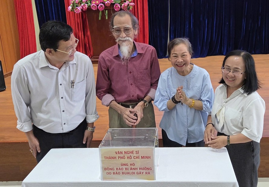 Vợ chồng NGƯT Mạnh Dung và NSƯT Thanh Dậu tham gia đóng góp