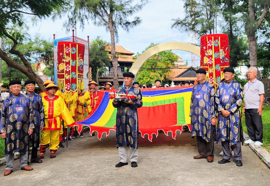 Nghi thức dâng hương chuẩn bị Thượng đại kỳ mở màn lễ hội.
