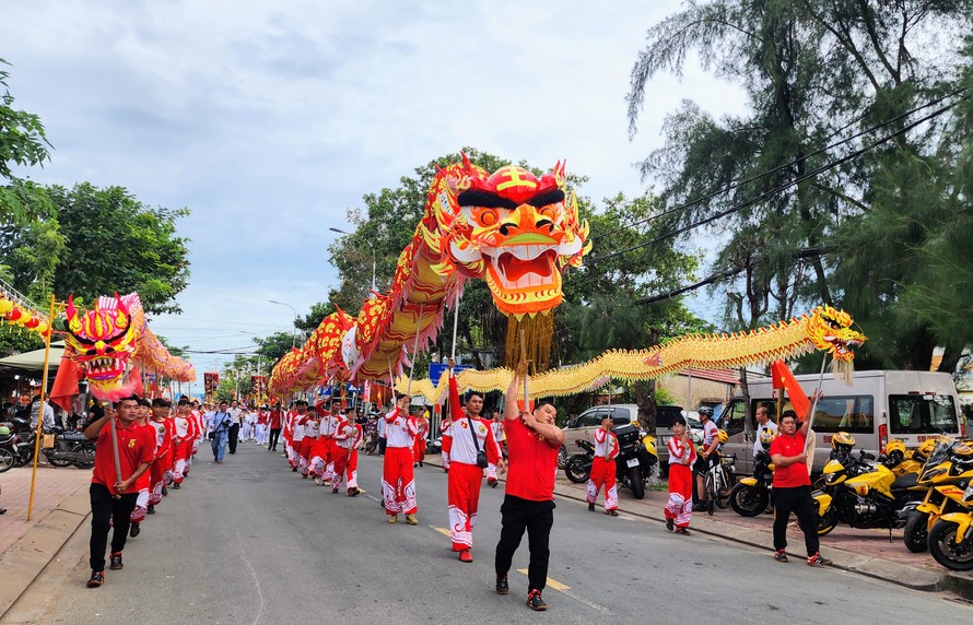 Lễ hội Nghinh Ông Cần Giờ 2025 diễn ra trong không khí trang nghiêm, rực rỡ sắc màu.