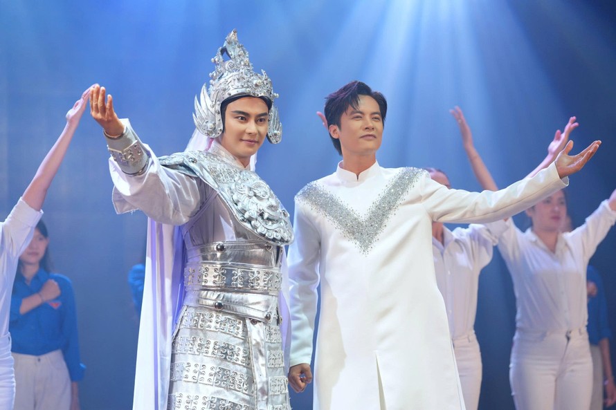 Hình ảnh tượng trưng thế hệ trẻ nối tiếp người đi trước cống hiến trong MV Rực sáng sức trẻ Việt Nam