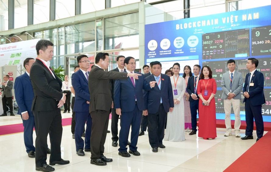 Thủ tướng Phạm Minh Chính và các quan chức Chính phủ thăm khu trưng bày Mạng Dịch vụ Đa chuỗi Blockchain Việt Nam (VBSN). 