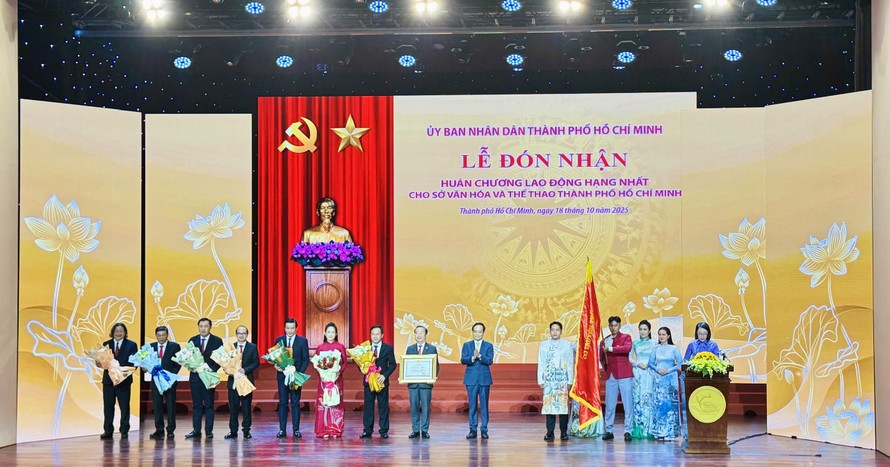 Ông Trần Lưu Quang, Bí thư Thành ủy TPHCM, chúc mừng Sở Văn hóa và Thể thao TPHCM và trao Huân chương Lao động hạng Nhất. Ảnh: MẠNH HẢO