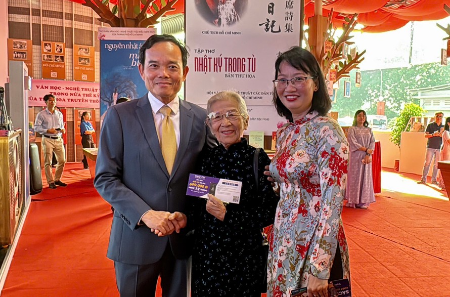 Bí thư Thành ủy TPHCM Trần Lưu Quang và Phó Chủ tịch UBND TPHCM Trần Thị Diệu Thúy chụp ảnh kỷ niệm cùng NSƯT Phi Điểu. Ảnh: My Anh