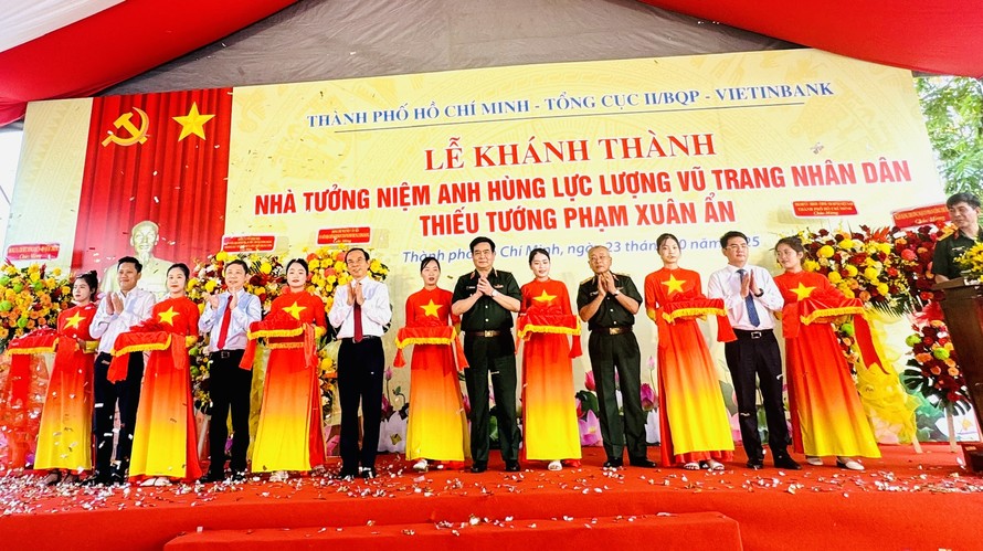 Ủy viên Bộ chính trị, Thường trực tiểu ban Văn kiện Đại hội 14 của Đảng – đồng chí Nguyễn Văn Nên (thứ 3 từ trái sang) và trung tướng Nguyễn Đức Lợi (giữa), Bí thư Đảng ủy, Chính ủy Tổng cục II cùng đại biểu khách mời thực hiện nghi thức khánh thành Nhà tưởng niệm Thiếu tướng, Anh hùng LLVTND Phạm Xuân Ẩn