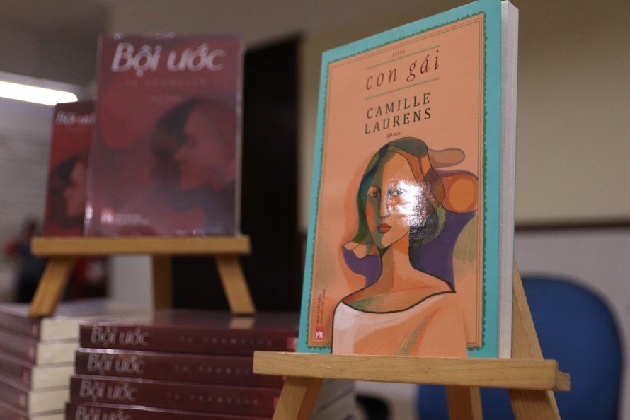 Con gái – là một tác phẩm thú vị và độc đáo trong việc sử dụng liên tục 3 ngôi kể chuyện của Camille Laurens 