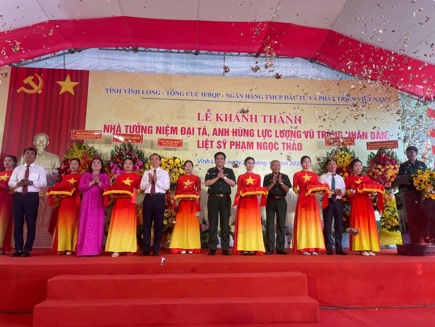 Các đại biểu thực hiện nghi thức Khánh thành Nhà tưởng niệm Đại tá, Anh hùng LLVTND, Liệt sĩ Phạm Ngọc Thảo. Ảnh: Lê Công Sơn