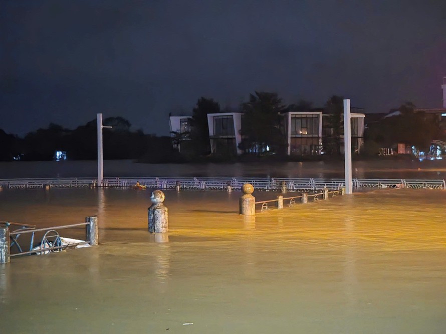 Nhiều khu vực tại TP. Huế nước ngập sâu, nước tràn qua mặt đường.